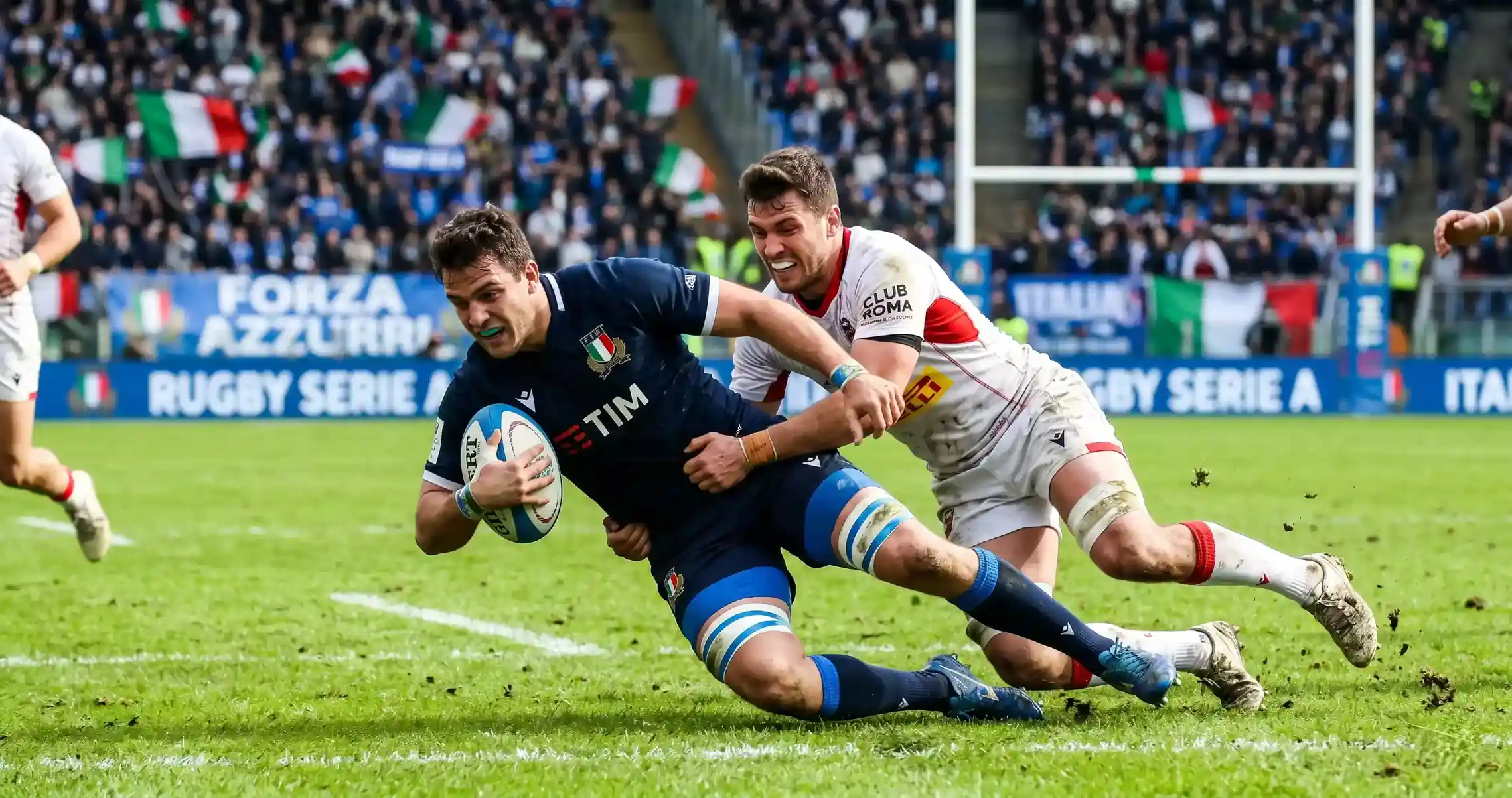 Azione di gioco durante una partita del Sei Nazioni su campo da rugby in erba